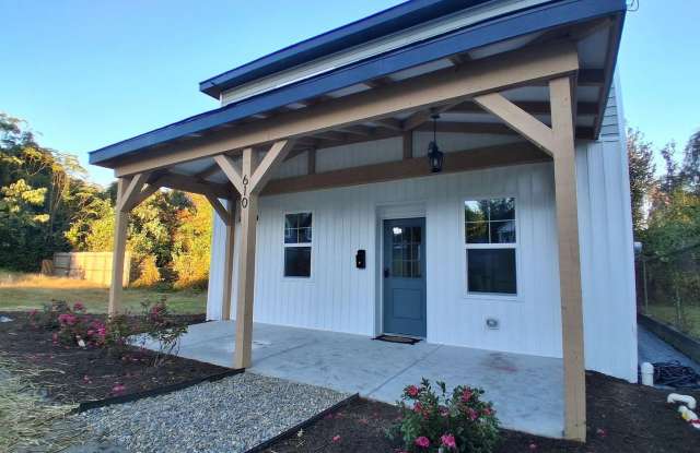 Newly renovated 4 bed 2.5 bath, located in downtown Wilmington photos photos