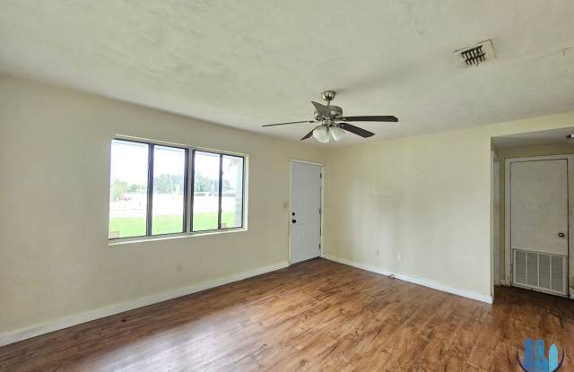 2 Bed | 1 Bath Home Available for Rent in Lakeland with BONUS DEN ! *Move-in Special* Gallery 4