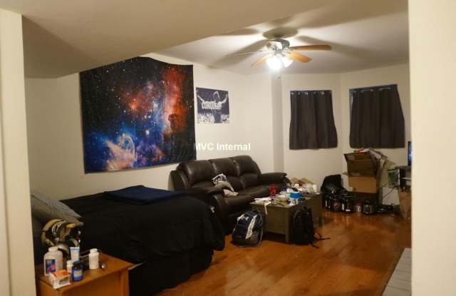 Nicely located studio near the Green Line and Boston University. photos photos