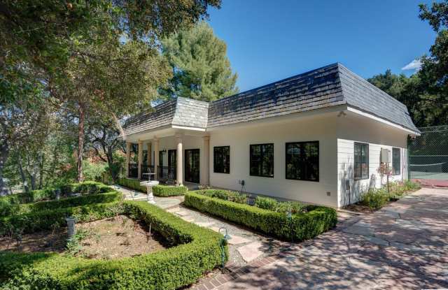 874 Highland Drive Gallery 2