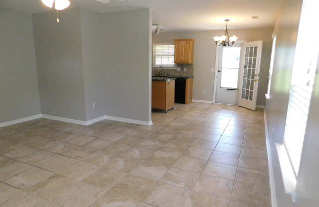 great 3 bed 2.5 bath master down Gallery 4