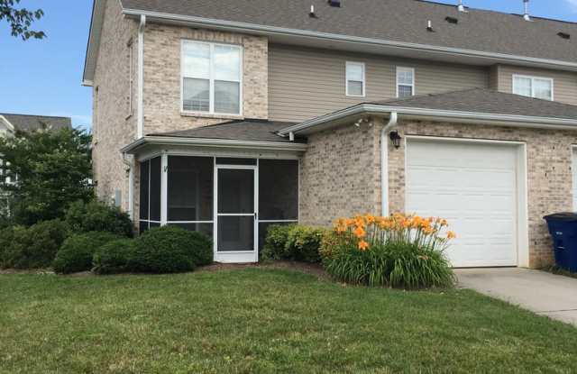 Great 2BR/2.5BA townhouse Gallery 3
