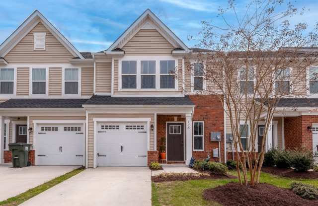 Stunning 3 bedroom townhome close to W&M/CW photos photos