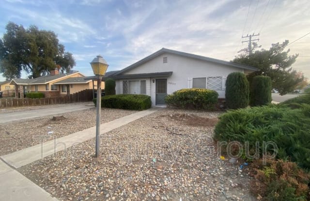 2837 W Walnut Ave - 2837 West Walnut Avenue, Visalia, CA 93277