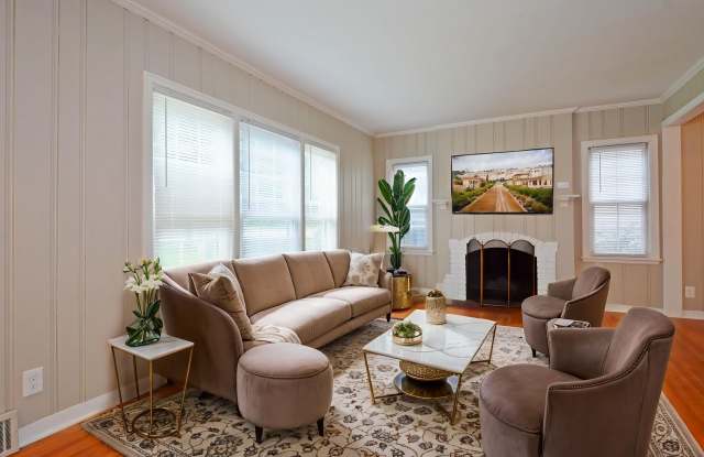 Beautiful 3-Bedroom 1.5-Bathroom Available in Wayzata! Great Location! photos photos