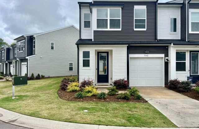 ** MOVE -IN SPECIAL! $500 off the first month's rent if approved application received by 06/30/2026** photos photos