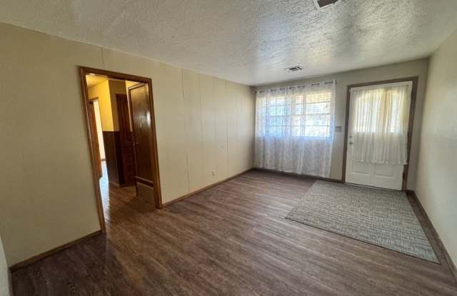 3 beds, 1 1/2 baths and a 1 car garage home for rent in SW OKC! New granite and flooring Gallery 3