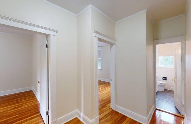 Charming 2 Bedroom-No Broker Fee Gallery 3