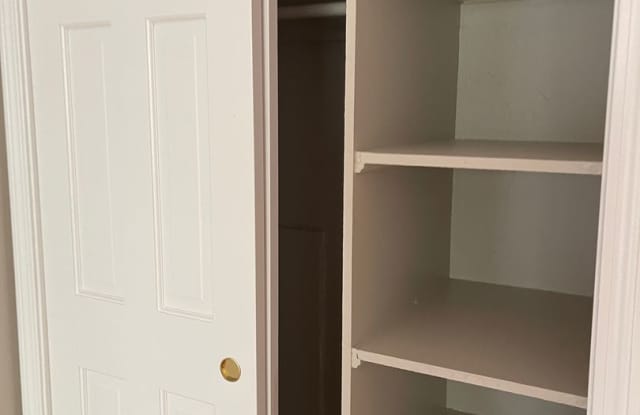 NIO FEE First Floor unit with nice layout 2 bed .  ht Hw Inc No Fee Next 2 FREE MONTH Gallery 4