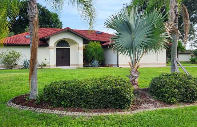 AVAILABLE 2026 SEASON! PORT CHARLOTTE, HEATED POOL HOME! $4100 PER MONTH photos photos