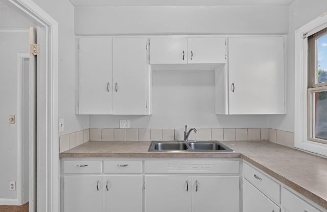 Charming 1 Bedroom Unit with Basement storage & Private Laundry Gallery 4