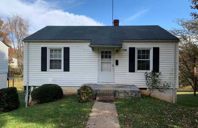 Thomas Road Area House with Unfinished Basement. - 1112 Brandon Road, Lynchburg, VA 24502