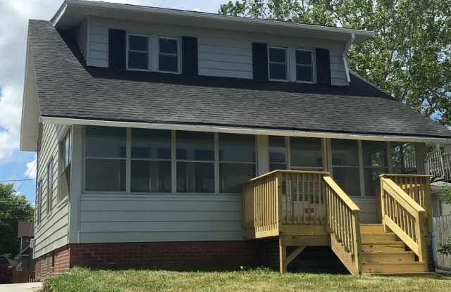 Charming 3 bedroom, 2 bathroom home in the heart of Des Moines, IA photos photos