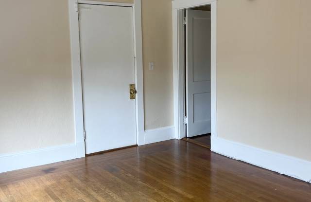 144 Van Zandt Ave Gallery 3