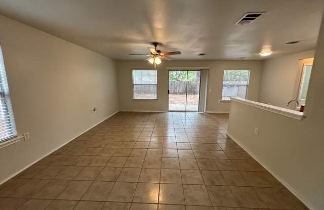3 Bedroom 2 Bath with Open Space Upstairs Near Downtown Austin! Gallery 4