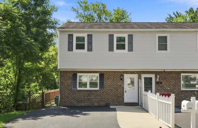 Spacious 3BR/2BA Home with Private Yard & Driveway Gallery 1