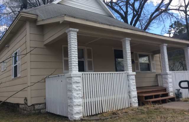 Super Cute! 2 Bedroom / 1 Bath House! - 410 North Rouse Street, Pittsburg, KS 66762