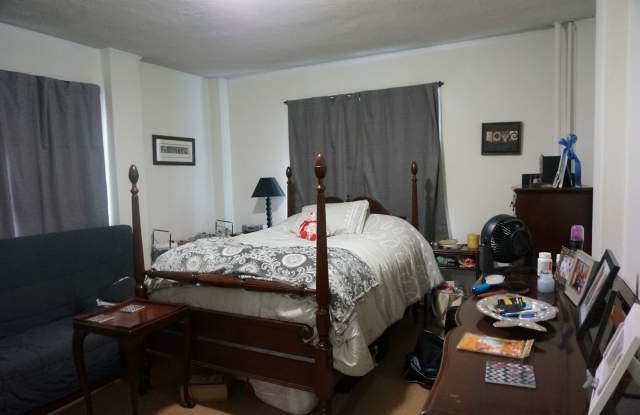 Nicely located studio apartment next to the Commuter Rail in Newton. photos photos