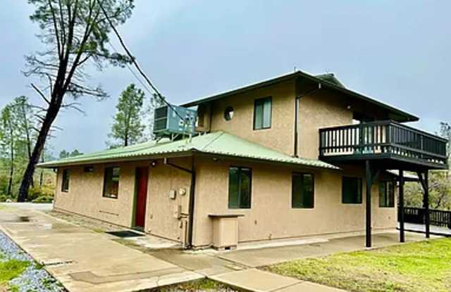 Custom Home – Live in this Vacation Home ONLY 10 minutes from downtown Redding photos photos