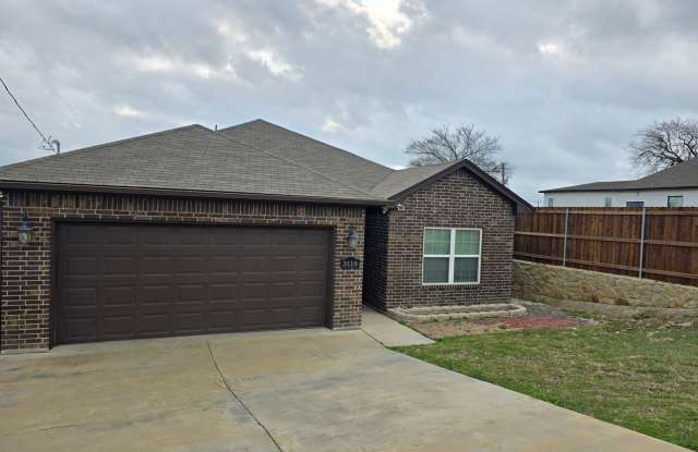 3/2/2 Home FOR LEASE--MINUTES FROM FW STOCKYARDS! (BAC 35% of Base Rent) - 3118 Roosevelt Avenue, Fort Worth, TX 76106