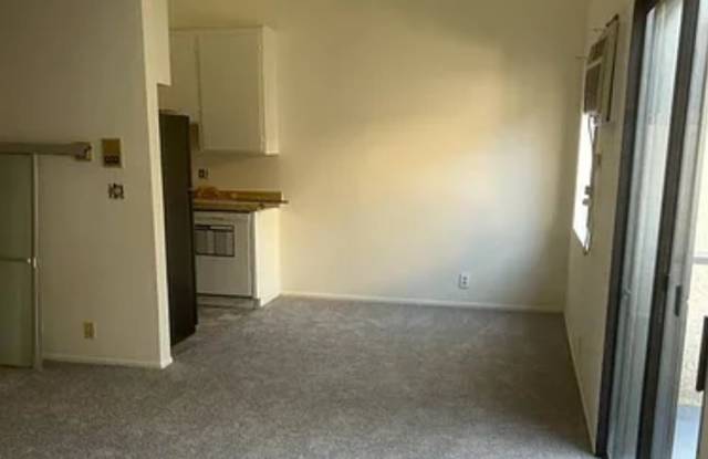 11575 Moorpark Street Gallery 2