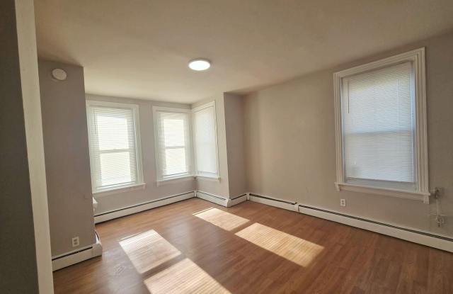 5526 N MASCHER Street Gallery 3