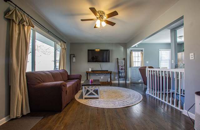 Beautiful 3 Bedroom / 1 Bath Home in District 66! photos photos