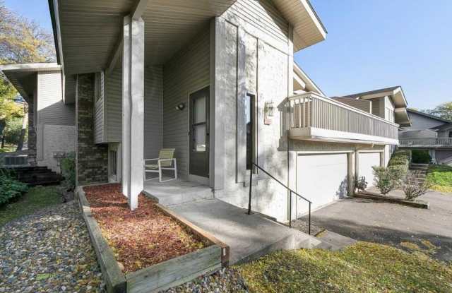 Eden Praire 3 bedroom Townhome - 9630 Hampshire Lane, Eden Prairie, MN 55347