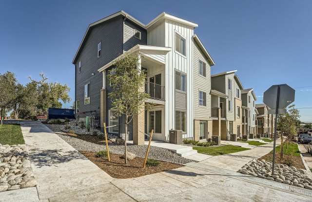 Applewood Town Homes 3 bedroom 3 bath beautiful newer units! WITH FABULOUS VIEWS Gallery 3