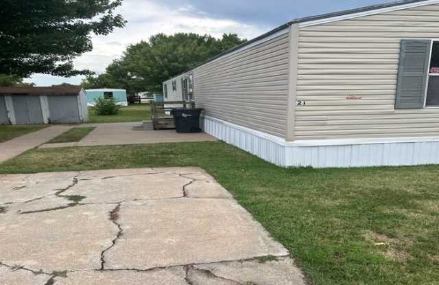 2028 West 3rd Street - 2028 West 3rd Street, Newton, KS 67114