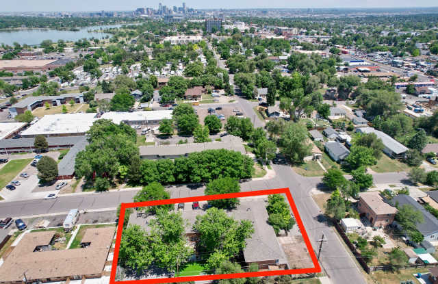 Edgewater Townhome - Great Value, Sloan's, In-Unit Laundry! Gallery 3