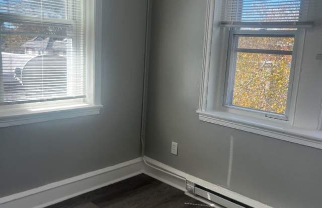 5711 Poplar St, 3 bedrooms, 1 bathroom, House Gallery 4