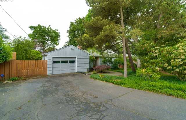 Beautiful Bungalow in SW Portland with Huge Deck and Massive Yard! Gallery 3