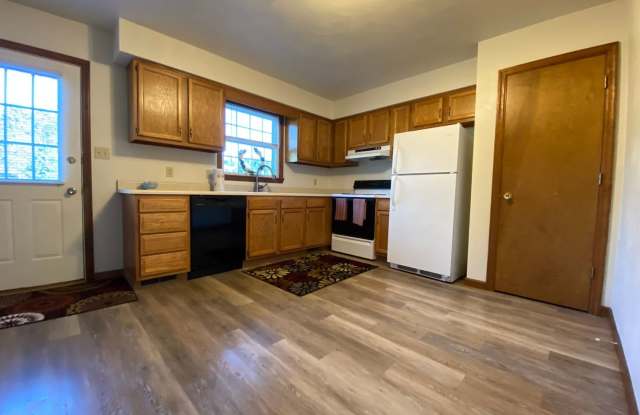 Wonderful 2BR Townhouse with Equipped Kitchen, Yard, Washer  Dryer Hook-ups and more! photos photos