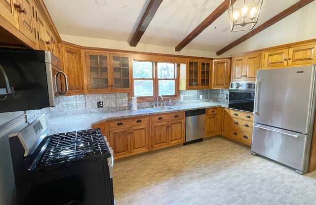 Gorgeous 3BR 1 Bathroom in Leominster - HOT Gallery 3