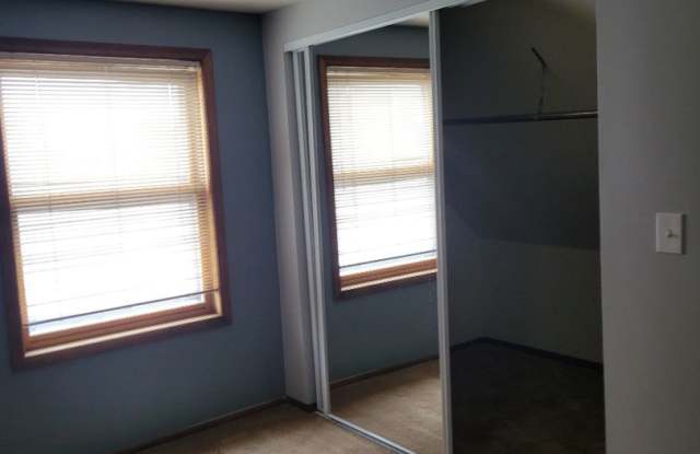 June 2027 ~ Cute 6 bedroom house. Spacious bedrooms. In unit laundry and dishwasher. Gallery 3