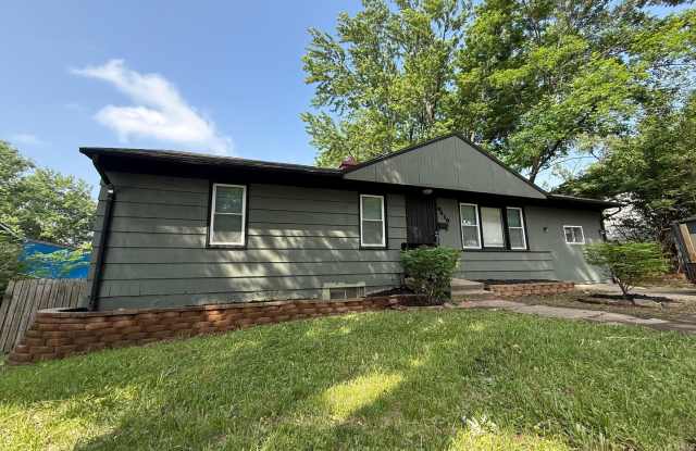 4 bedroom 1 bathroom spacious property. Beautiful home section 8 ready. If you would like to view this property, please call/text 816-622-8634 or (816)602-6520. photos photos