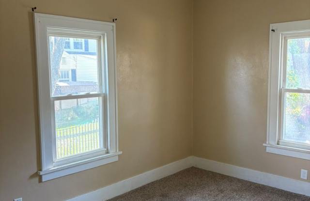 2 BR house w garage, CA, fireplace - 2025 West 4th Street, Waterloo, IA 50701