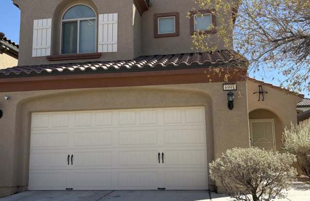 Spacious 3 Bed, 2.5 Bath Home in Gated Versante Community Gallery 1
