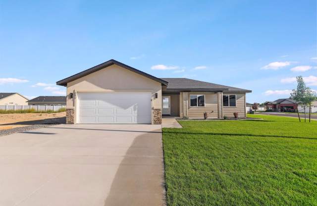 Spacious 4 bed/2 bath Rental with 2-Car Garage & Split Floor Plan Gallery 1