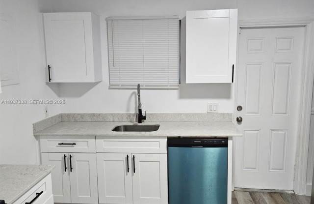 1033 N Andrews Ave photos photos