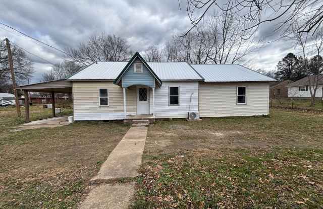 4 BEDROOM 2 BATH HOUSE FRESHLY UPDATED MINI SPLITS FOR HEAT AND AIR. STORAGE BUILDING IN BACK NOT ACCESSIBLE TO TENANTS. photos photos