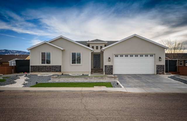Beautiful Custom Home ! Gallery 1