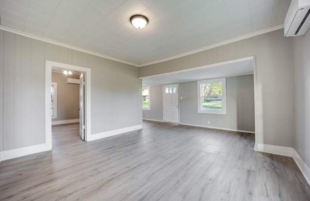 FREE MONTH RENT! Freshly Updated 3 Bedroom House Gallery 4