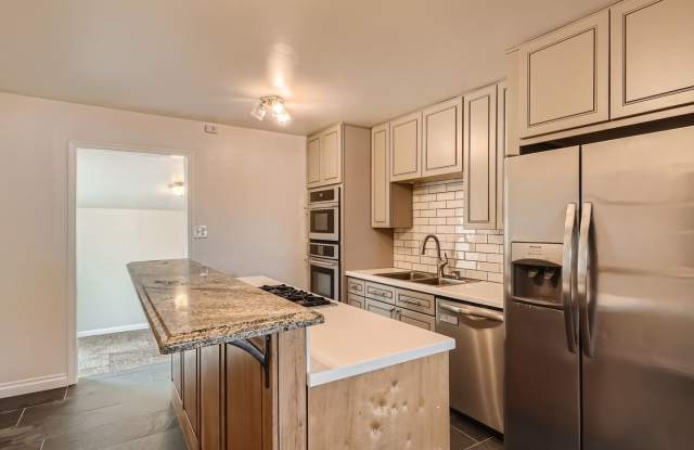 Stunning 3 bed, 1 bath Home minutes from Harvey Park! photos photos