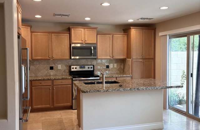 **STUNNING 4 BEDROOM/3 BATHROOM/2 CAR GARAGE/GATED COMMUNITY HOME IN MESA (SOUTHERN & LINDSAY)** Gallery 3