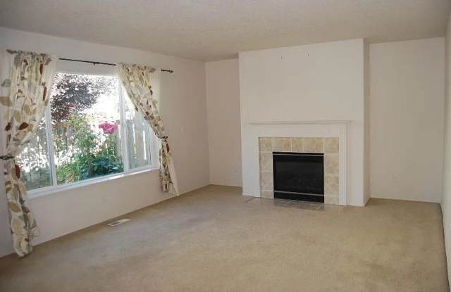 Spacious 3 Bedroom Home with Granite Kitchen, Fireplace & Attached Garage Gallery 3