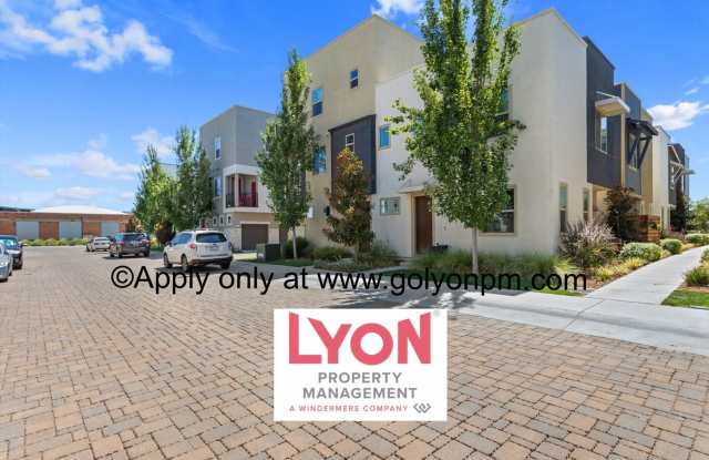 Stunning, Modern 2 bed/2.5 bath Condo in Upper Land Park!! Gallery 1