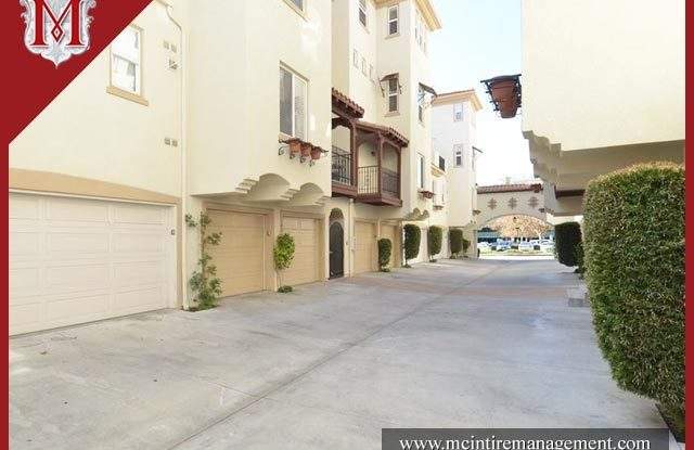 Beautiful Spanish Townhouse, Great Location, Garage Parking, Washer/Dryer! Gallery 4