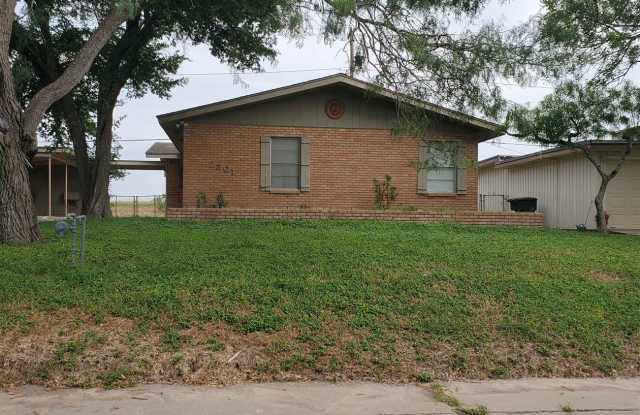 2301 N Parkwood Dr Gallery 2